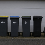 Na Maia https://essenciadoambiente.pt/livro-sustentabilidade-maia-essencia-ambiente/ , quanto mais se reciclar menos se pagará na tarifa de gestão de resíduos. O projeto pioneiro a nível nacional, Recicle Mais Pague Menos, tem como objetivo que os munícipes da Maia passem a pagar o valor justo pelos resíduos que colocam no contentor do lixo indiferenciado https://essenciadoambiente.pt/plogging-mangualde-essencia-ambiente/ , o que significa que, quanto mais reciclarem, menos vão pagar. Contrariando a tendência nacional, em que a tarifa de gestão de resíduos está indexada ao consumo de água, isto é, quanto mais água se gasta https://essenciadoambiente.pt/residuos-smart-lusagua-lanca-plataforma-inteligente-para-otimizar-recolha-de-residuos/ , mais se paga pela gestão dos resíduos, o Município da Maia passa a ser o primeiro do país a indexar a tarifa de pagamento da gestão de resíduos indiferenciados à sua produção. Na apresentação do projeto, o Presidente da Câmara Municipal da Maia, António Silva Tiago realçou que “o ambiente é inequivocamente uma das mais importantes marcas distintivas da Maia moderna, que ousou inovar e apostar com arrojo numa nova geração de políticas para a sustentabilidade ambiental”. QUEM É ABRANGIDO POR ESTE MODELO Até ao final do ano, os munícipes abrangidos vão conseguir perceber a diferença entre a fatura atual, indexada ao consumo de água, e a fatura virtual, que vão passar a receber, que revelará a tarifa que pagariam calculada através do novo modelo. No início de 2022, o novo método de cálculo tarifário entrará efetivamente em vigor para 3500 habitações, cerca de 10 000 pessoas. Até ao final de 2024, o sistema deverá abranger todos os munícipes do concelho da Maia. Durante a primeira fase, que permitirá aos consumidores https://essenciadoambiente.pt/consumidores-valorizam-embalagens-cada-vez-mais-sustentaveis/ controlar e perceber como a sua mudança de hábitos de reciclagem pode influenciar a sua fatura de tratamento de resíduos, a Maiambiente irá destinar a instituições de solidariedade a diferença entre a tarifa efetivamente cobrada e a tarifa que resultaria do novo método de cálculo. Para o Presidente da Câmara Municipal da Maia “temos feito este percurso orientados por uma visão estratégica, científica e tecnologicamente bem apoiada, que foi pioneira. Prova disso mesmo é o facto da Maia se ter tornado num exemplo inspirador de boas práticas, que tem merecido o reconhecimento, mas também o interesse de municípios e instituições nacionais e internacionais que nos demandam para ver, in loco, as soluções e processos que concretizamos e temos em funcionamento para assegurar a nossa sustentabilidade ambiental”. Um caminho que se tem feito em conjunto com os munícipes da Maia e que António Silva Tiago destaca “fizemos juntos este caminho de consolidação da estratégia municipal para o ambiente, rumando à tão almejada sustentabilidade integral do território concelhio”. Não só um modelo tarifário mais justo que incentiva a reciclagem e a utilização dos ecocentros. Um excelente exemplo a seguir! https://essenciacompleta.pt/service/comunicacao-e-educacao-ambiental/