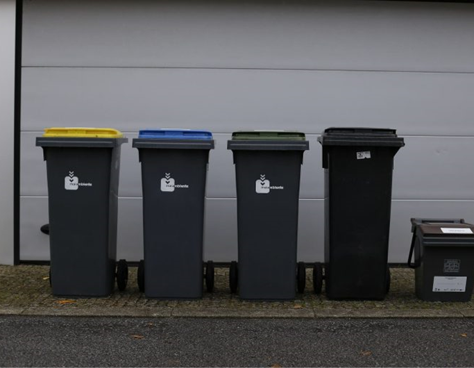 Na Maia https://essenciadoambiente.pt/livro-sustentabilidade-maia-essencia-ambiente/ , quanto mais se reciclar menos se pagará na tarifa de gestão de resíduos. O projeto pioneiro a nível nacional, Recicle Mais Pague Menos, tem como objetivo que os munícipes da Maia passem a pagar o valor justo pelos resíduos que colocam no contentor do lixo indiferenciado https://essenciadoambiente.pt/plogging-mangualde-essencia-ambiente/ , o que significa que, quanto mais reciclarem, menos vão pagar. Contrariando a tendência nacional, em que a tarifa de gestão de resíduos está indexada ao consumo de água, isto é, quanto mais água se gasta https://essenciadoambiente.pt/residuos-smart-lusagua-lanca-plataforma-inteligente-para-otimizar-recolha-de-residuos/ , mais se paga pela gestão dos resíduos, o Município da Maia passa a ser o primeiro do país a indexar a tarifa de pagamento da gestão de resíduos indiferenciados à sua produção. Na apresentação do projeto, o Presidente da Câmara Municipal da Maia, António Silva Tiago realçou que “o ambiente é inequivocamente uma das mais importantes marcas distintivas da Maia moderna, que ousou inovar e apostar com arrojo numa nova geração de políticas para a sustentabilidade ambiental”. QUEM É ABRANGIDO POR ESTE MODELO Até ao final do ano, os munícipes abrangidos vão conseguir perceber a diferença entre a fatura atual, indexada ao consumo de água, e a fatura virtual, que vão passar a receber, que revelará a tarifa que pagariam calculada através do novo modelo. No início de 2022, o novo método de cálculo tarifário entrará efetivamente em vigor para 3500 habitações, cerca de 10 000 pessoas. Até ao final de 2024, o sistema deverá abranger todos os munícipes do concelho da Maia. Durante a primeira fase, que permitirá aos consumidores https://essenciadoambiente.pt/consumidores-valorizam-embalagens-cada-vez-mais-sustentaveis/ controlar e perceber como a sua mudança de hábitos de reciclagem pode influenciar a sua fatura de tratamento de resíduos, a Maiambiente irá destinar a instituições de solidariedade a diferença entre a tarifa efetivamente cobrada e a tarifa que resultaria do novo método de cálculo. Para o Presidente da Câmara Municipal da Maia “temos feito este percurso orientados por uma visão estratégica, científica e tecnologicamente bem apoiada, que foi pioneira. Prova disso mesmo é o facto da Maia se ter tornado num exemplo inspirador de boas práticas, que tem merecido o reconhecimento, mas também o interesse de municípios e instituições nacionais e internacionais que nos demandam para ver, in loco, as soluções e processos que concretizamos e temos em funcionamento para assegurar a nossa sustentabilidade ambiental”. Um caminho que se tem feito em conjunto com os munícipes da Maia e que António Silva Tiago destaca “fizemos juntos este caminho de consolidação da estratégia municipal para o ambiente, rumando à tão almejada sustentabilidade integral do território concelhio”. Não só um modelo tarifário mais justo que incentiva a reciclagem e a utilização dos ecocentros. Um excelente exemplo a seguir! https://essenciacompleta.pt/service/comunicacao-e-educacao-ambiental/